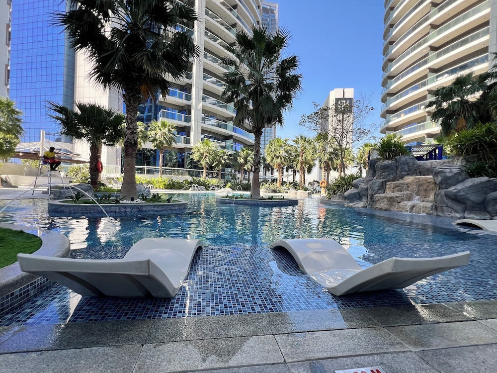 Grapeful Stay – Luxury Hostel Paramount Tower Business Bay