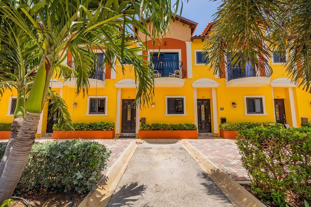 Upscale Gated Community Oasis Close to the Beach