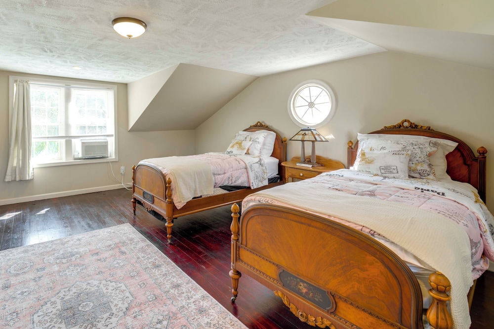 Near Lake Erie, Harbor & Parks: Conneaut Getaway!