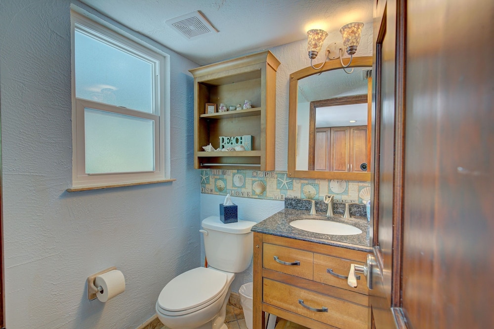 Spacious 4 3 Retreat- Heated Pool-playroom