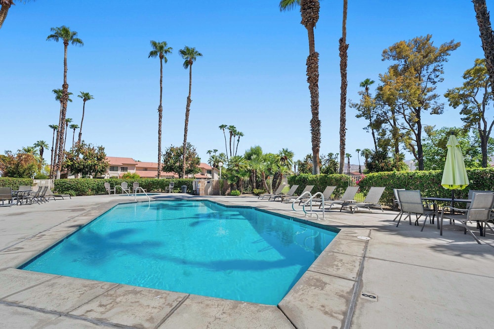 The 14th Fairway Delight 4Bd W/community Pool!