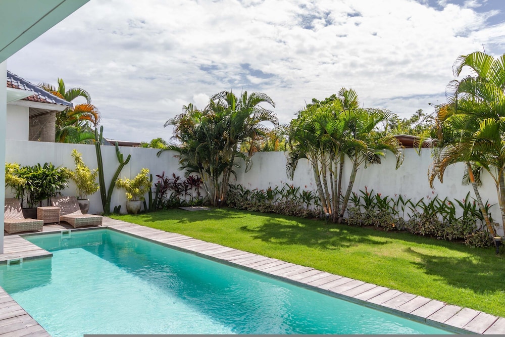 Villa Maje by Alfred in Bali - Tropical 3BD Villa w Pool Near Batu Belig Beach