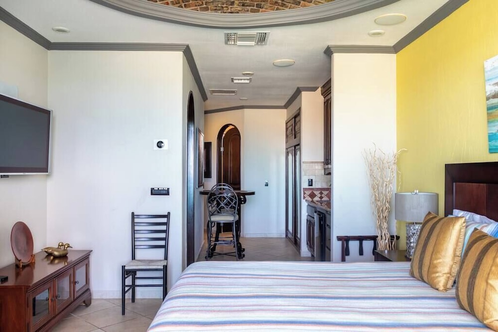 Luxury Beachfront Condo on Sandy Beach