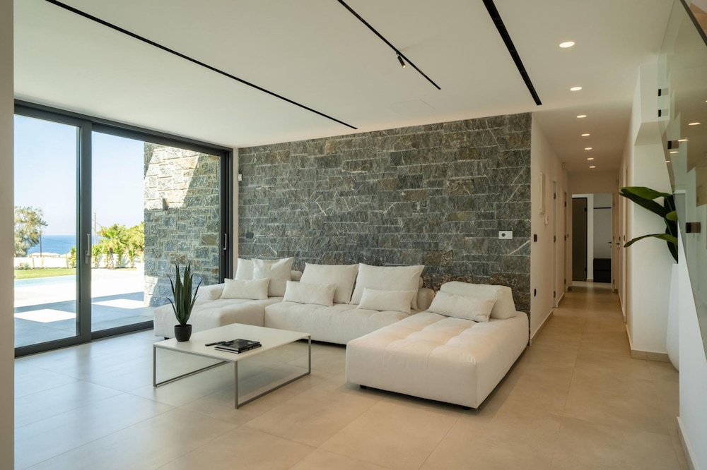 Aethra Grand- Luxury 5-bed Villa 850m From Beach