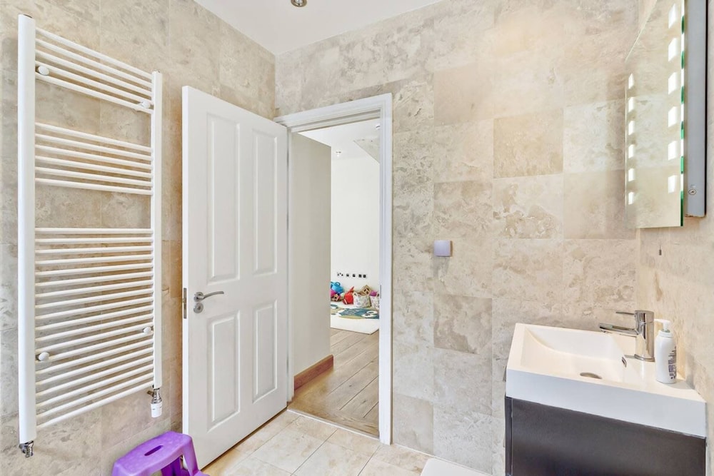 Stylish and Bright 3 Bedroom Duplex in North London