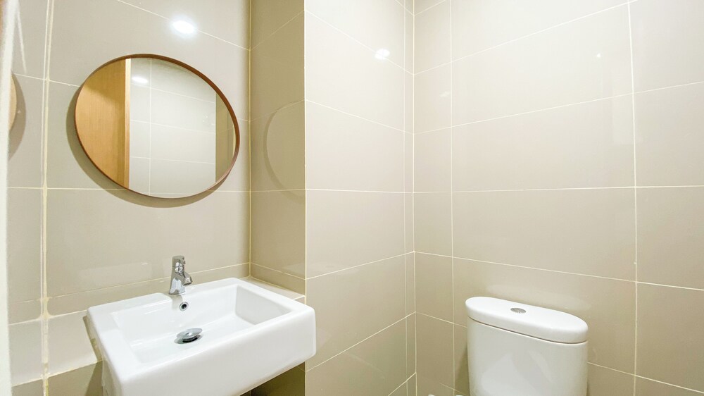 Comfortable And Modern Studio Apartment At B Residence