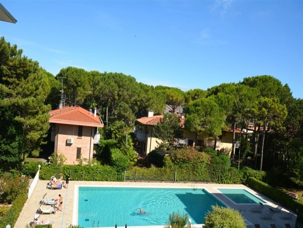 Fantastic Flat With Pool View Just Steps From the sea