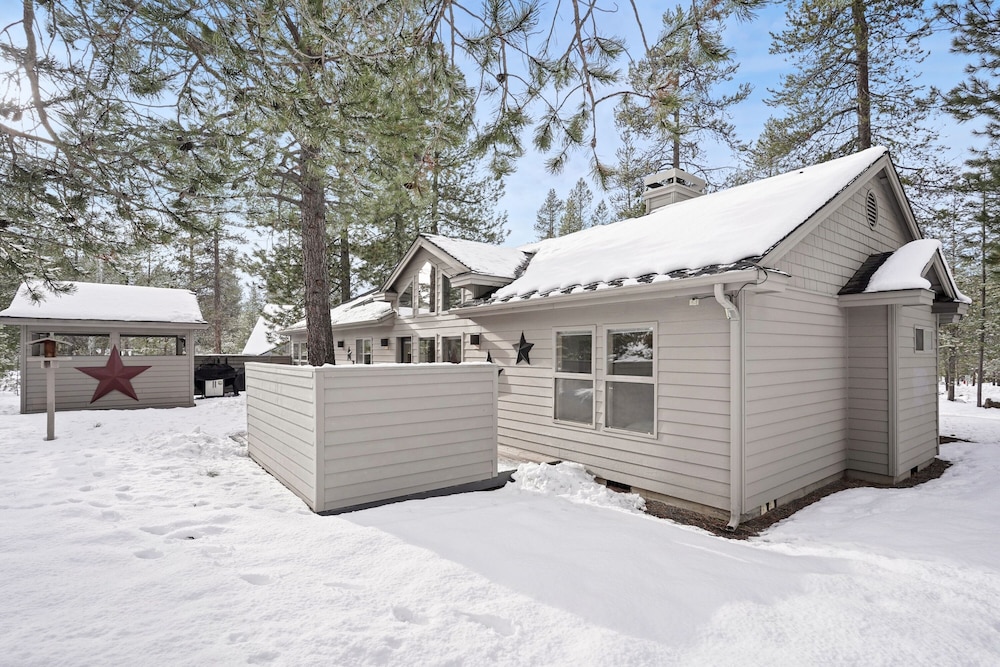 Beautifully Updated 6 Todd Home with Hot Tub and Easy Access to SHARC by RedAwning view 5