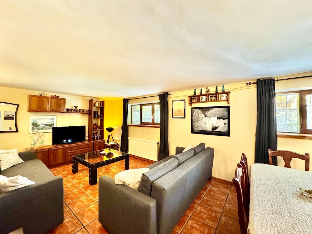 Rural Apartment With Direct Access to the Pool