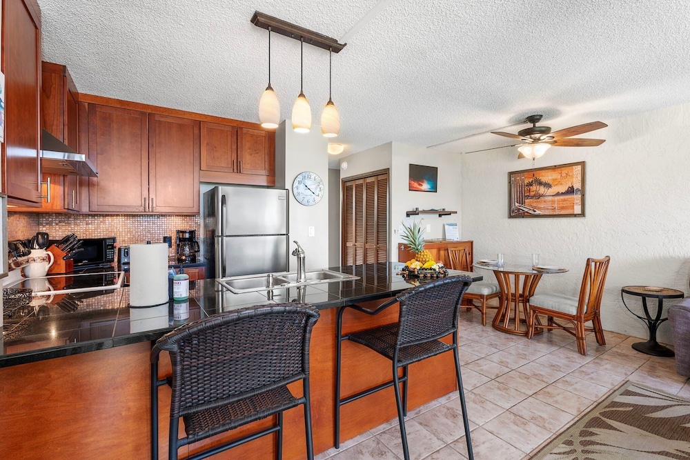 Oceanview Kona Condo - Pool, Lanai, Walk to Town - Vrkcv