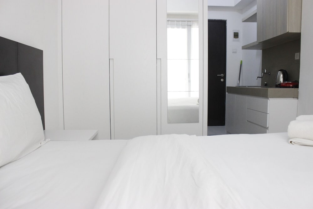 Stylish Studio Room Grand Asia Afrika Apartment By Travelio 4