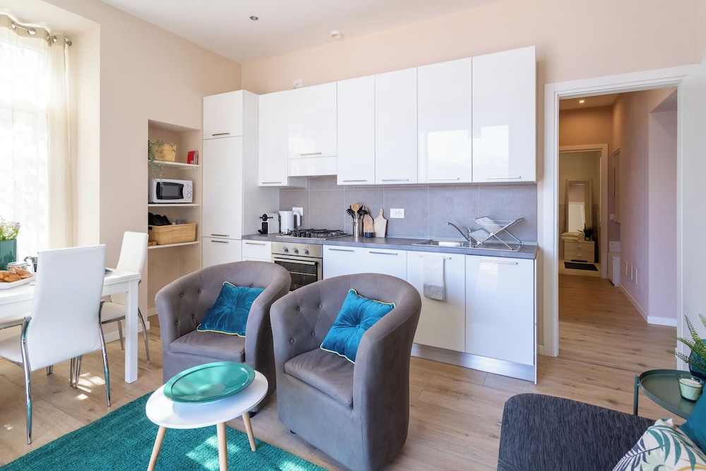 Lakeview Apartments by Rent all Como