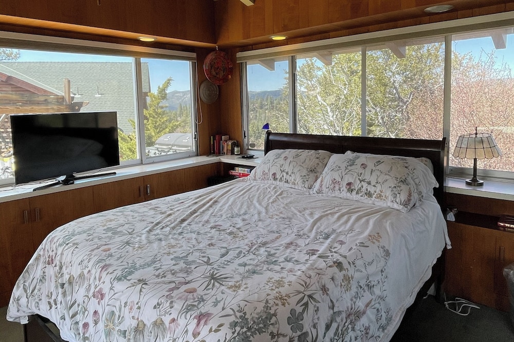 Mountain & Lake View Dog-friendly Retreat