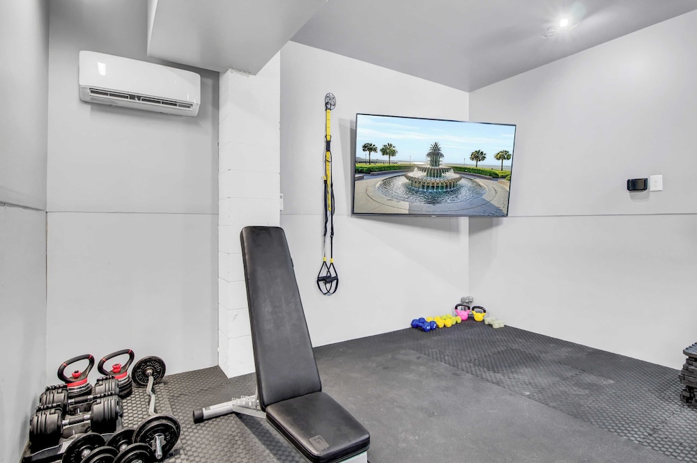 Steps to the Beach! Pool, Gym, Game Room, Movie Theater 3301 Palm by Avantstay