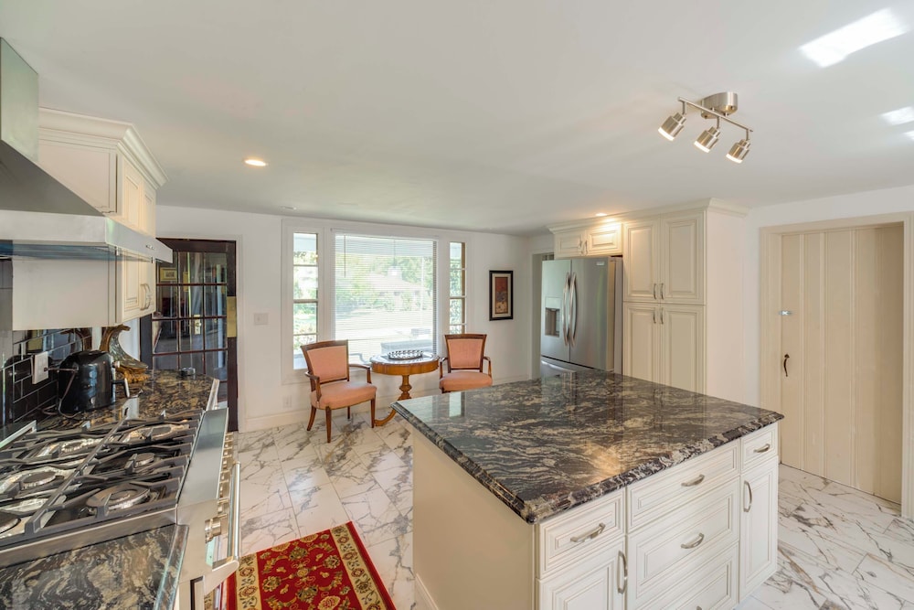 Near Lake Erie, Harbor & Parks: Conneaut Getaway!