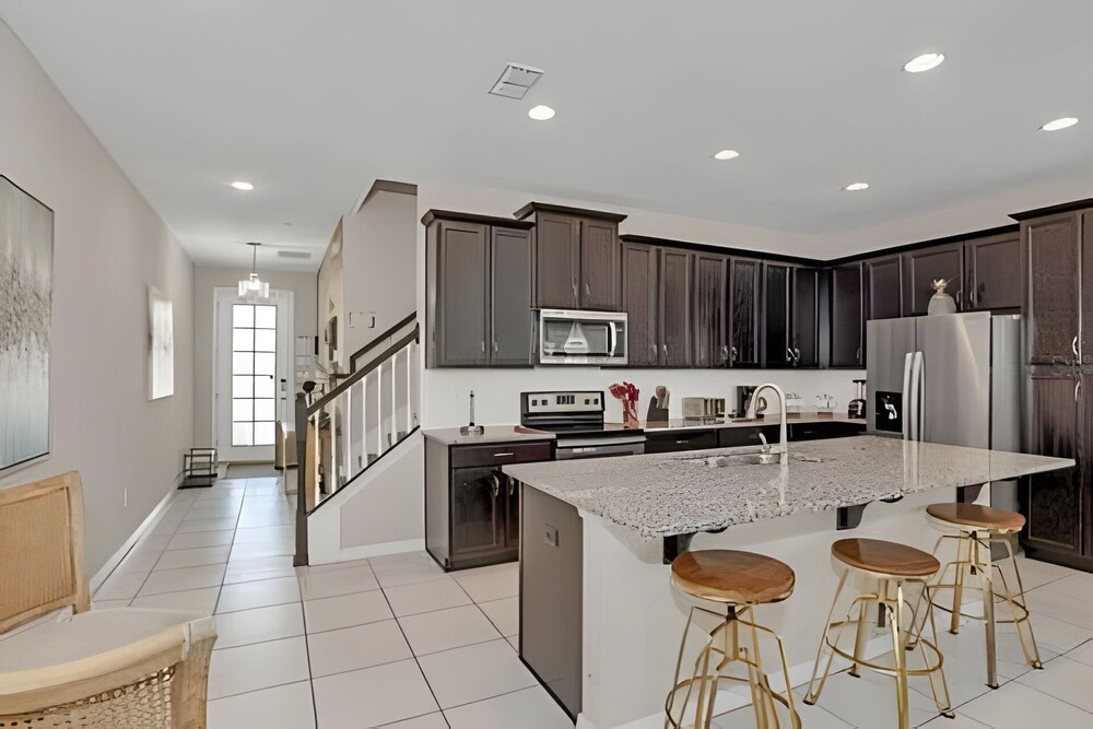 Luxury 5-bed Home With Private Splash Pool