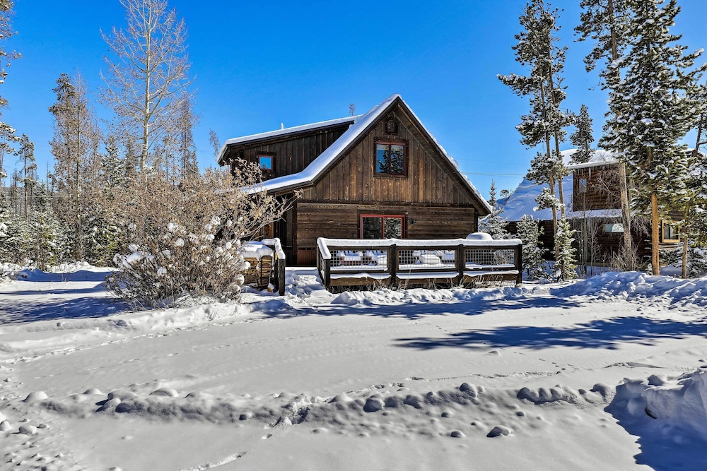 Spacious Grand Lake Cabin w/ Hot Tub & Deck view 4