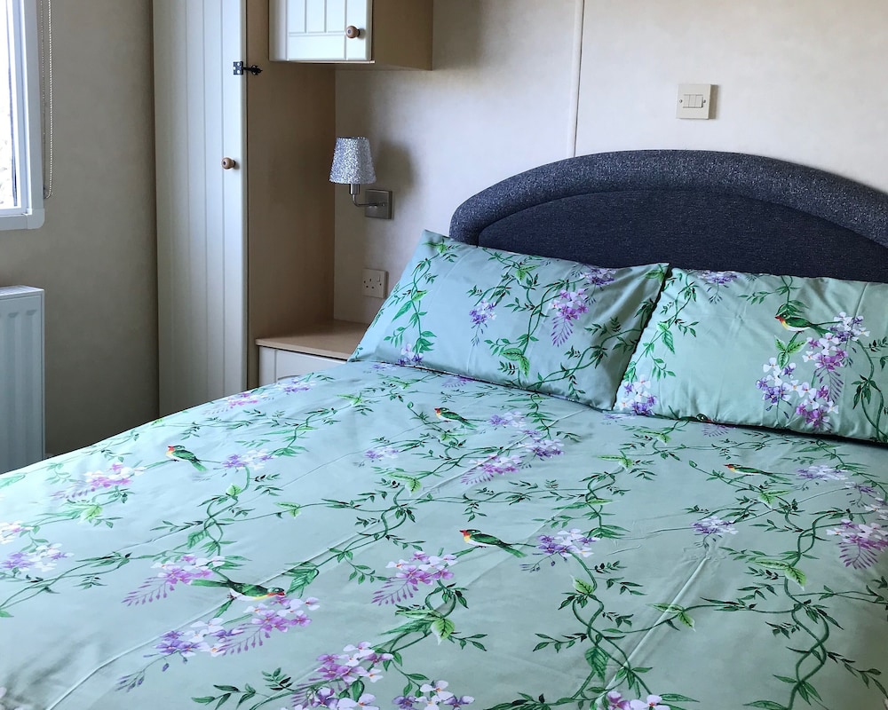 2 Bed-sleeps4-beachfront-free Parking view 4