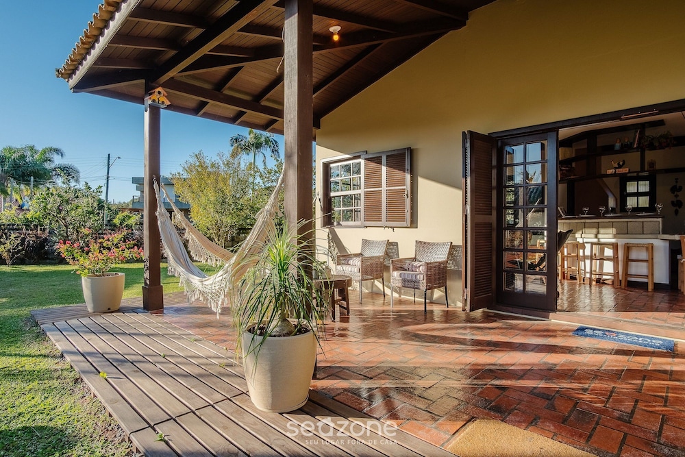 3-bedroom House 800m From the Beach Tab0140