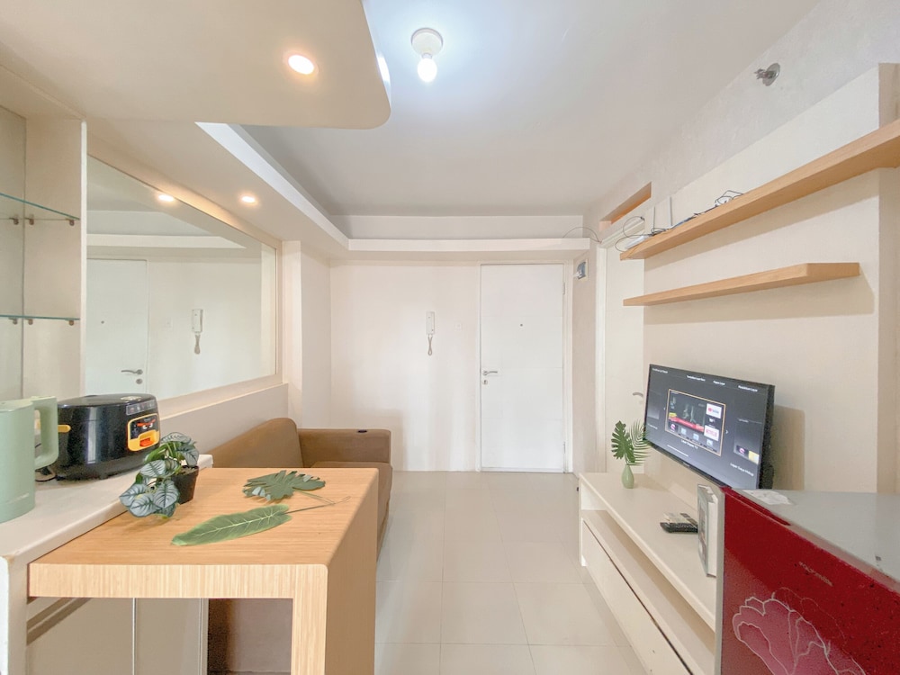 Comfy and Strategic 1BR with Extra Room at Bassura City Apartment