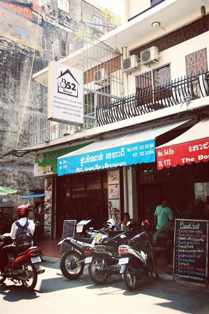 B52 Hostel