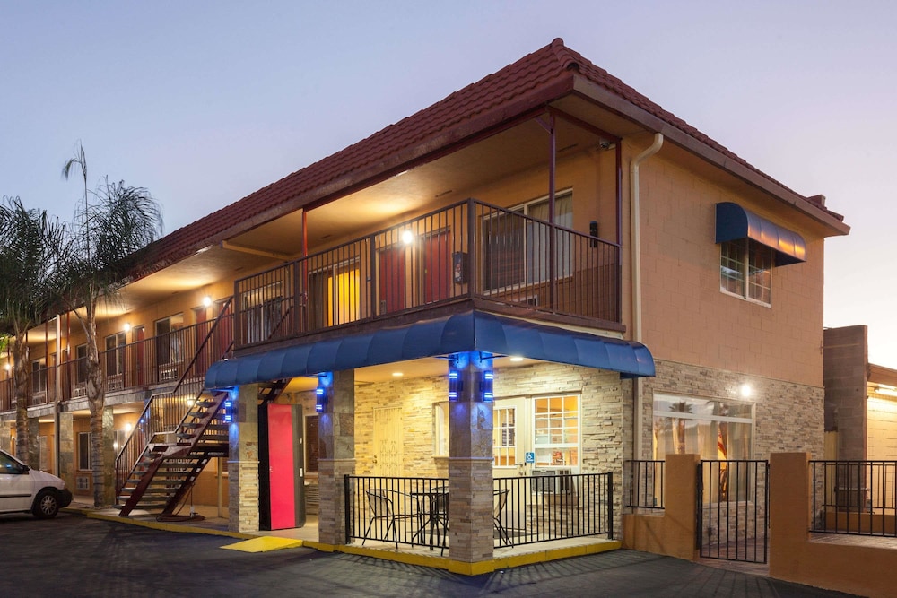 Travelodge by Wyndham El Cajon - Property Image 1