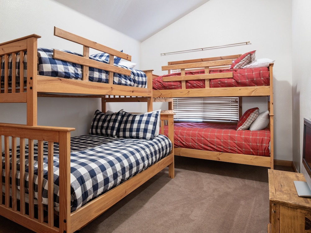 Family Getaway~pool, Hot Spring, Scuba & Ice Castles 727 4 Bedroom Home by RedAwning view 3
