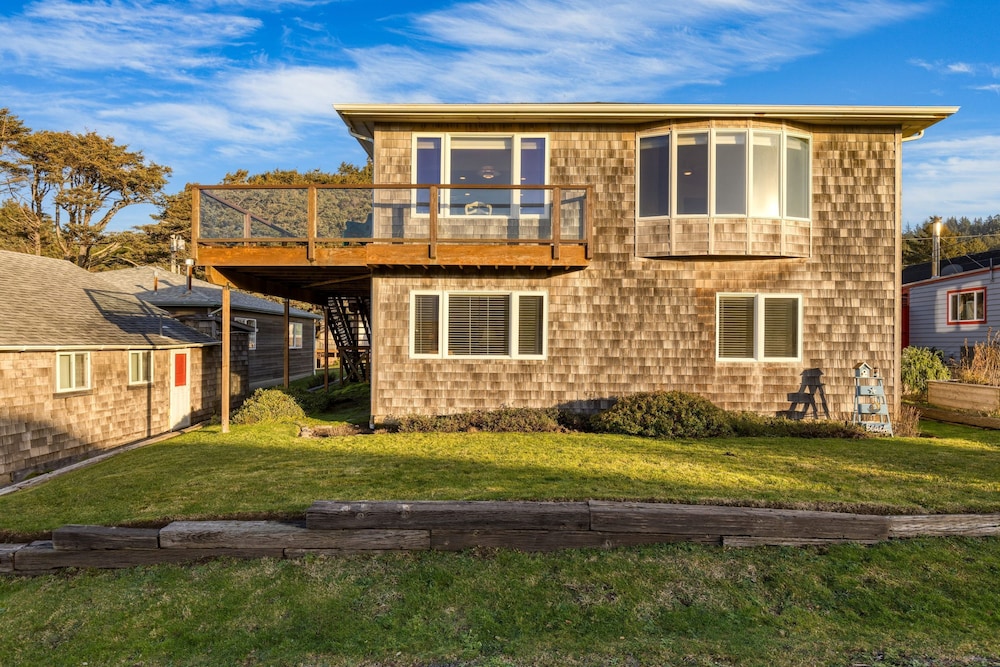 Pacific Breeze Ocean Views Steps to Cannon Beach Airy Coastal Retreat