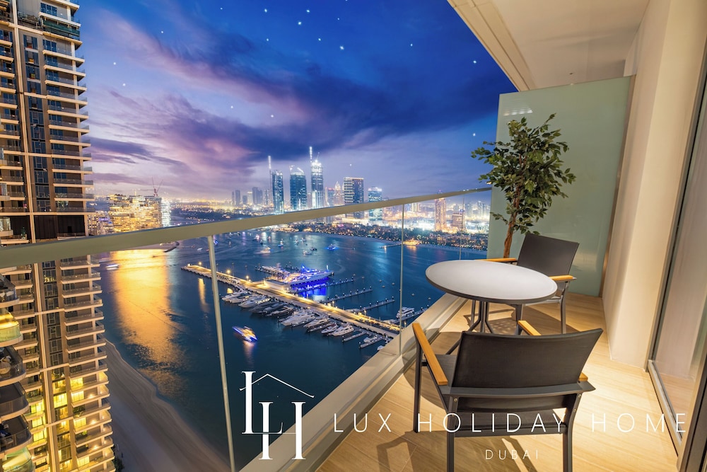 LUX The Marina Vista Beachfront Suite 5