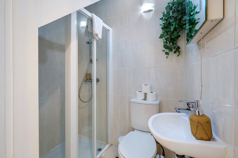 Modern 4 Bedroom Hse Garden in Feltham