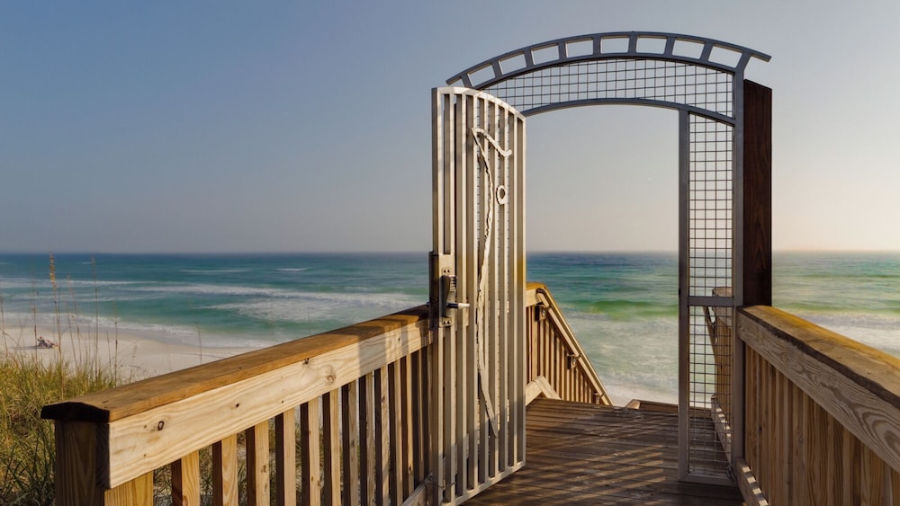 Coastal 3BR Condo With Pool & Shuttle : Snowbird Friendly!