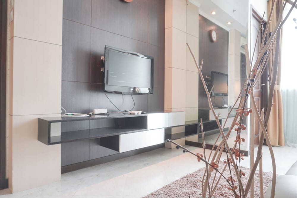 Elegant and Comfy 1BR with Extra Room Apartment at Bellagio Residence