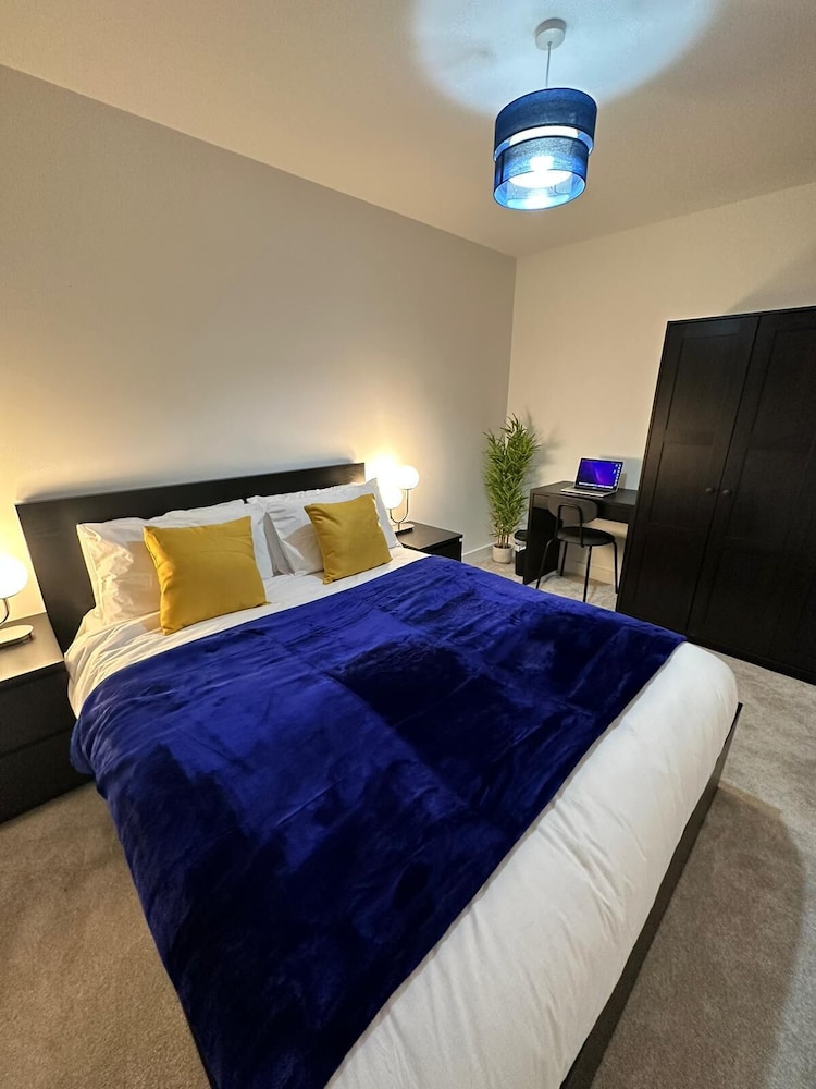 1 Bed Apartment near Old Trafford with Free car park view 3
