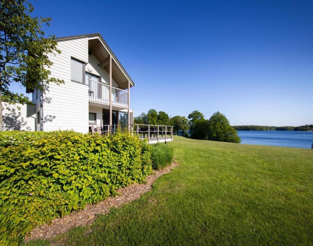 Serene Luxe Lakeside Stay