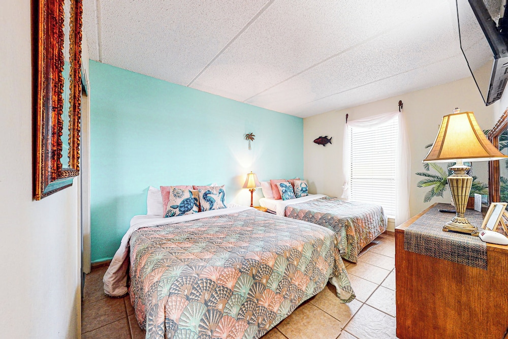 Gulf-view 3BR w/ Gourmet Kitchen, Tennis & Pools