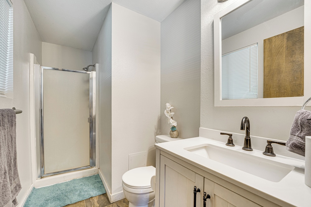 Cozy Apt w/ Private Deck, 2 Mi to Toyota Center!