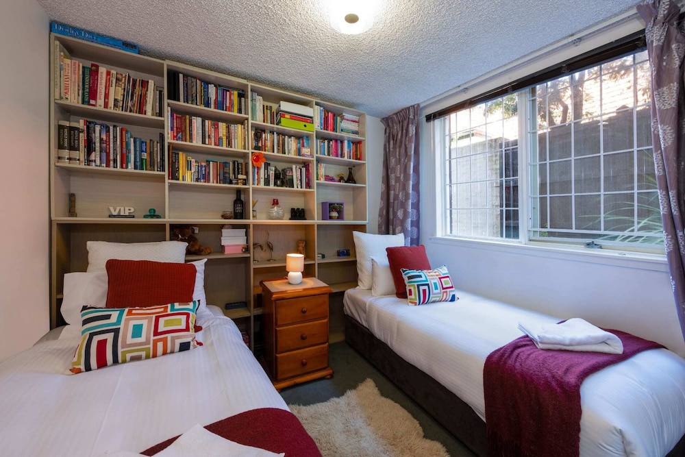 Beautiful 2-bed Unit in St Kilda West w/ Parking