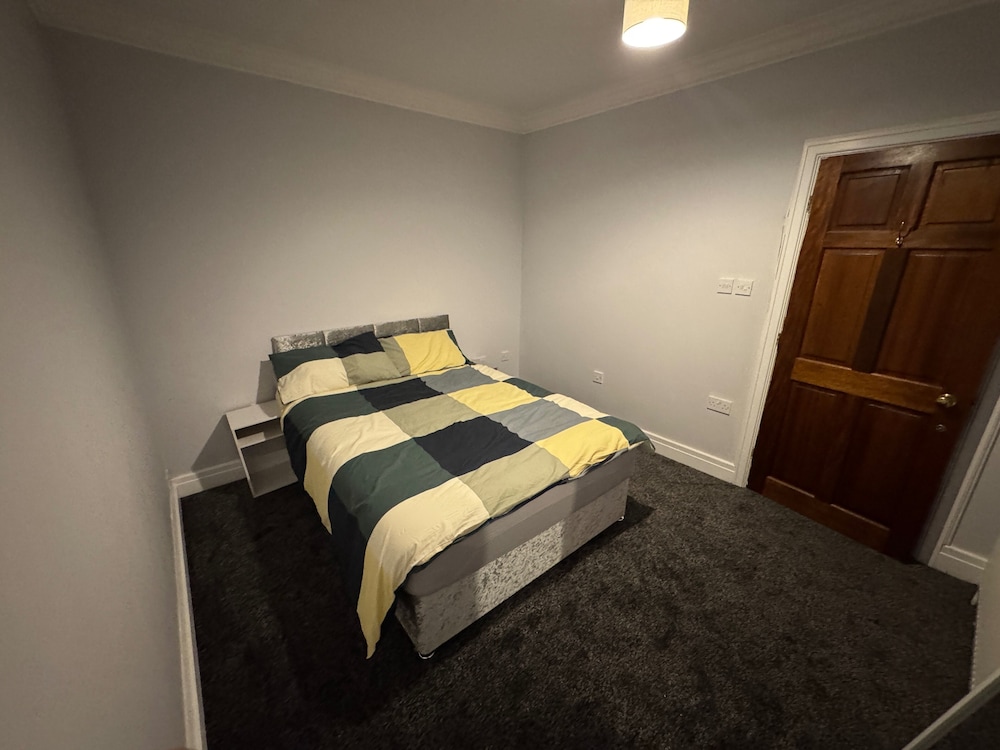 Buxton 5-bed Retreat - Sleeps 11, Parking & Garden