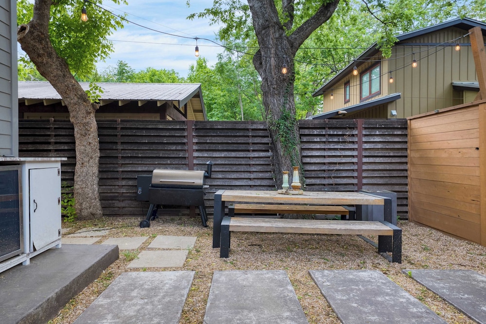 Private Pool, Firepit, Patio Steps to East Austin Dining, Music, Art, Murals