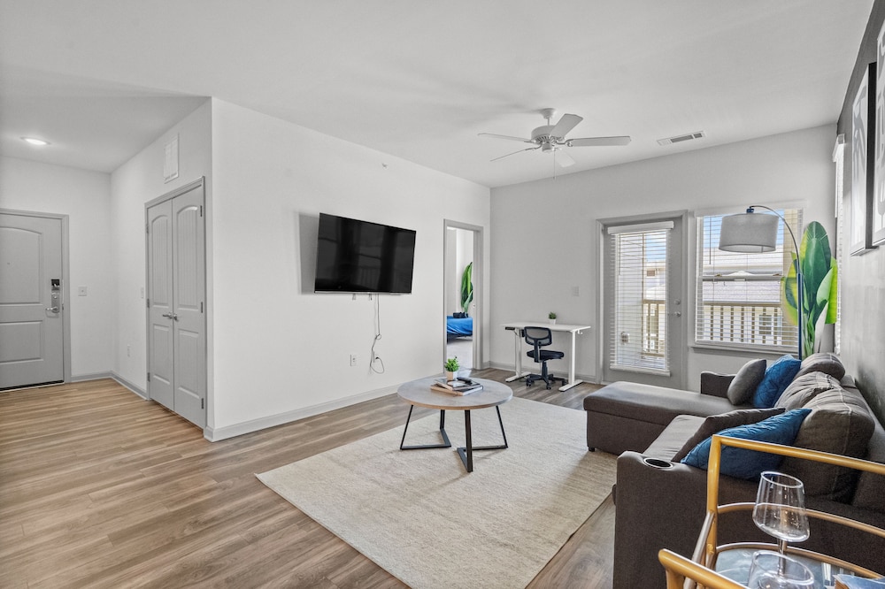Upscale King 2BR Suite Mins to Charlotte