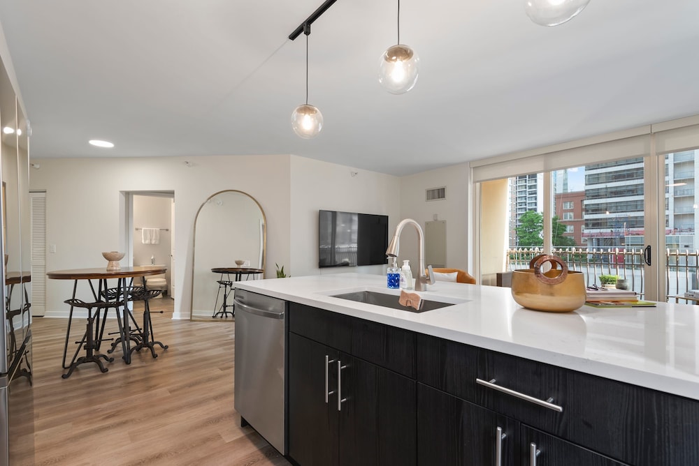 Near Riverwalk 2BR Private Balcony Downtown