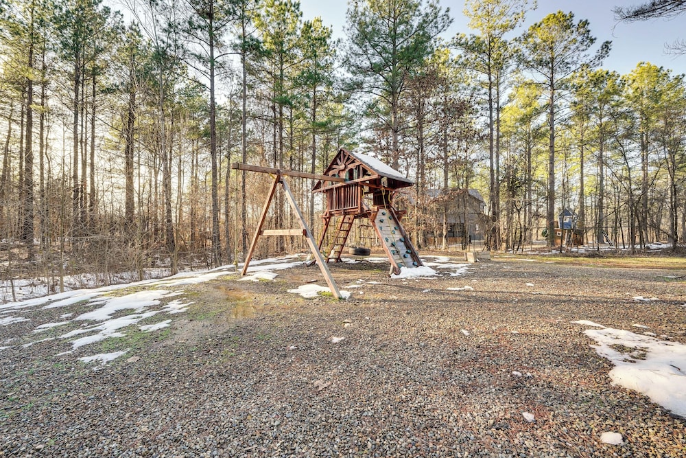 Hot Tub & Game Room: Spacious Cabin in Broken Bow!