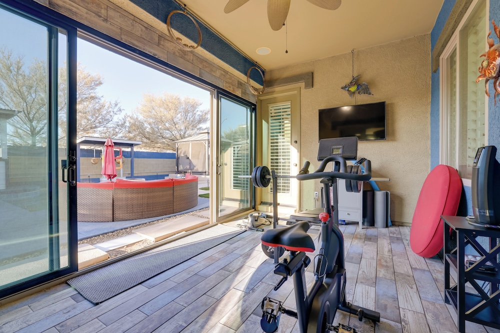 Putting Green & Hot Tub: Goodyear Retreat!