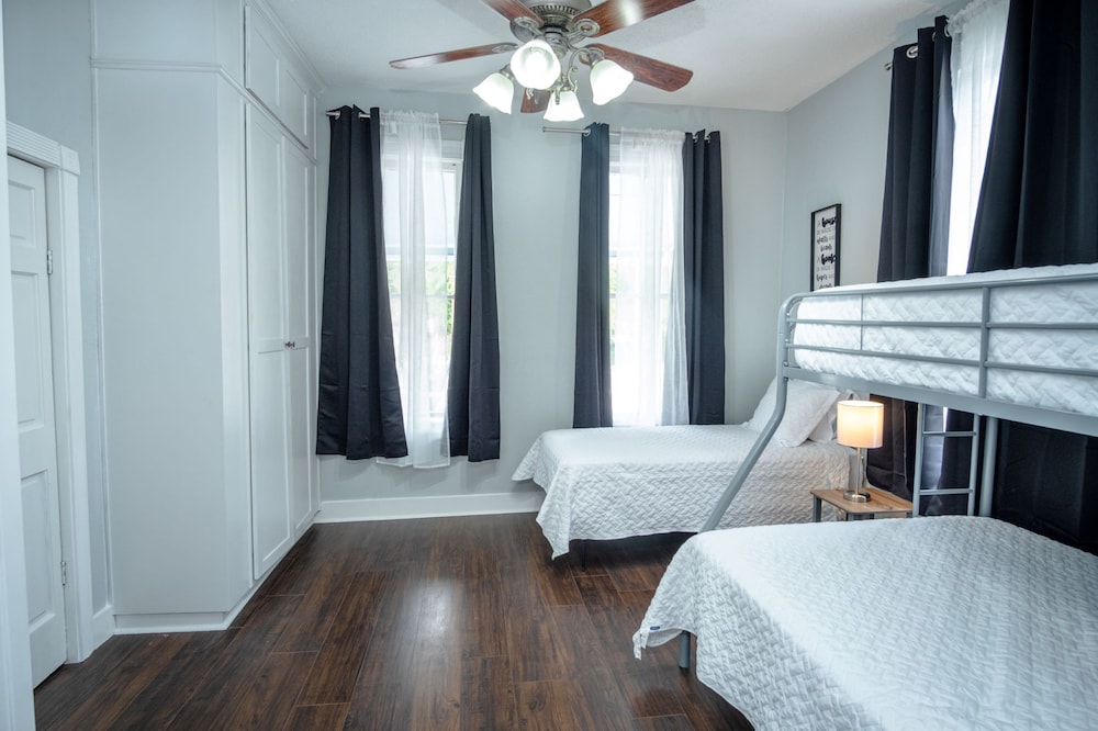 Stunning 2br/1ba Historic Pad Few Steps Downtown view 2