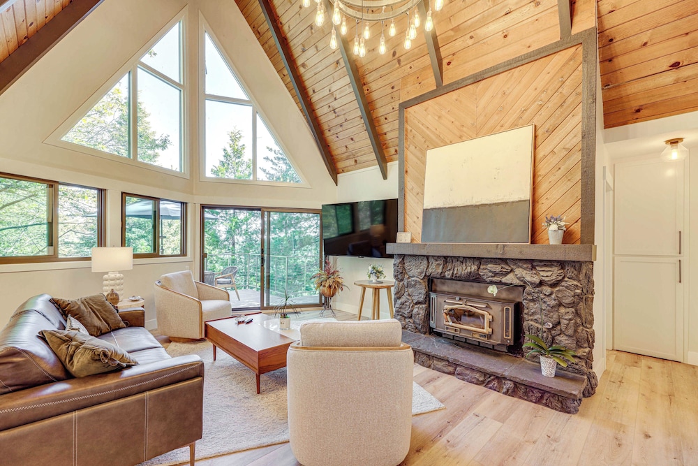 Stunning Forest Views: Luxury Lake Arrowhead Cabin