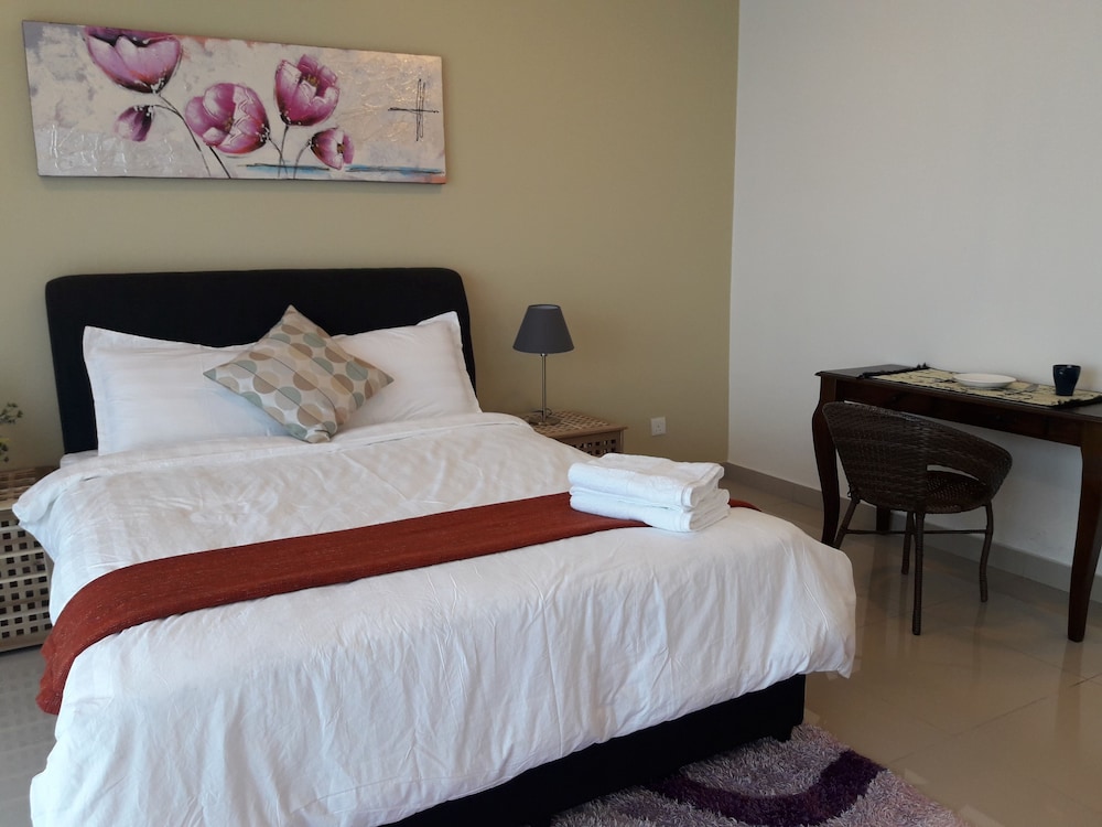 Euzmo Residences at Trefoil photo 2