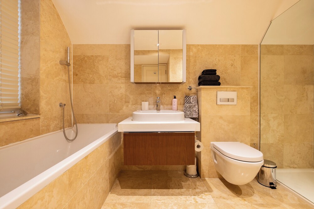 Paddington 7-bed 13-guest Massive House W/patio
