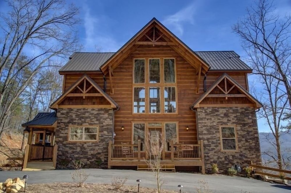 A Suitetastic View - 4 Bedrooms, 4 Baths, Sleeps 12 Home by RedAwning