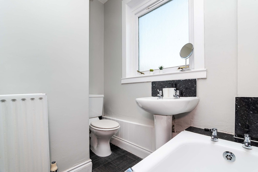 Spacious 3 BED House With Parking, photo 5