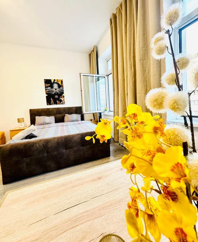 Bright 3BR Appt Steps from FAC Platz